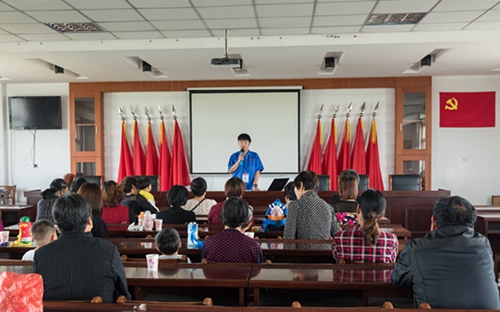 液化氣安全講座送到村民家門(mén)口.jpg 液化氣安全講座送到村民家門(mén)口.jpg
